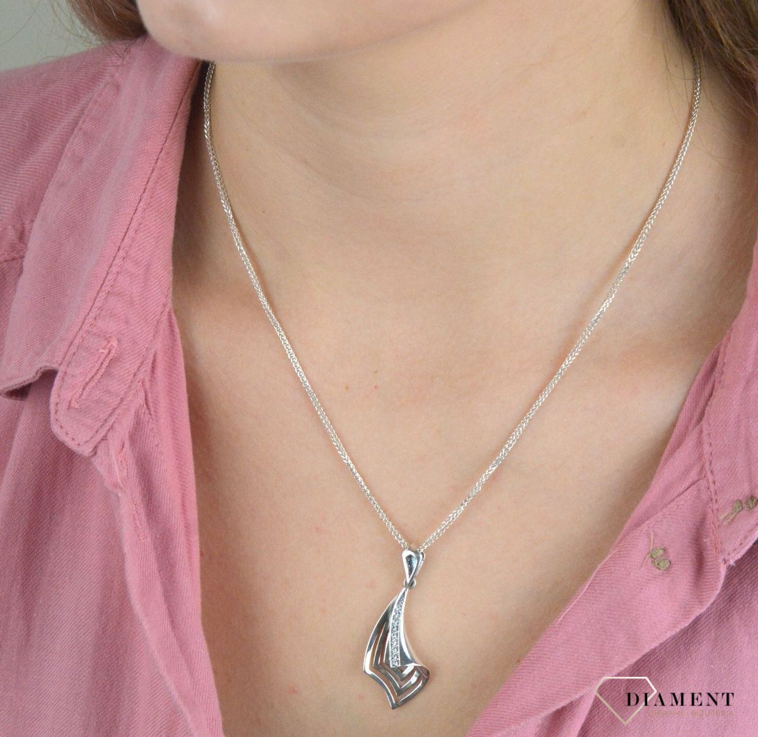 Łańcuszek srebrny lisi ogon 925 DIA-LAN-5981-925 1mm.  Łańcuszek to bardzo dobry pomysł na prezent dla siebie lub bliskiej osoby. Najchętniej wybierany jest jako prezent urodzinowy, ale nie tylko. Waga około 4,20g..jpg